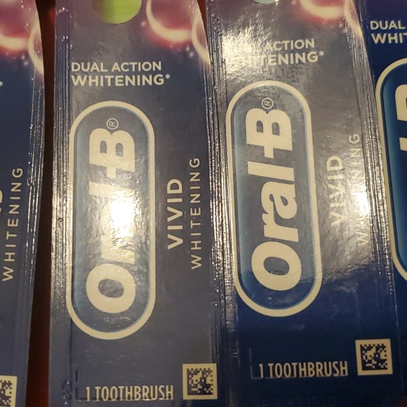 5* Oral-B 3D White Vivid Whitening Manual Toothbrushes - Soft Bristles - Picture 2 of 4